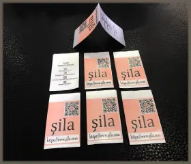 Baskılı etiketler, yıkama talimatı, marka ve beden etiketi olarak kullanılır